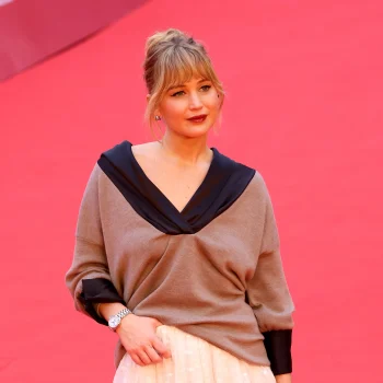jennifer-lawrence-draagt-eindelijk-jonathan-andersons-dior-op-de-rode-loper-369257