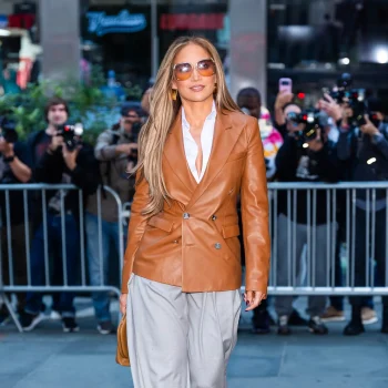 jennifer-lopez-bewijst-dat-de-wijde-broek-nog-steeds-erg-chic-is-367761