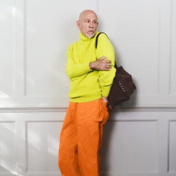 jonathan-anderson-strikt-john-malkovich-als-zijn-nieuwste-muze-369829