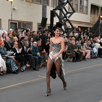 kendall-jenner-trapt-vogue-world-2025-hollywood-af-in-moulin-rouge-kostuum-370039