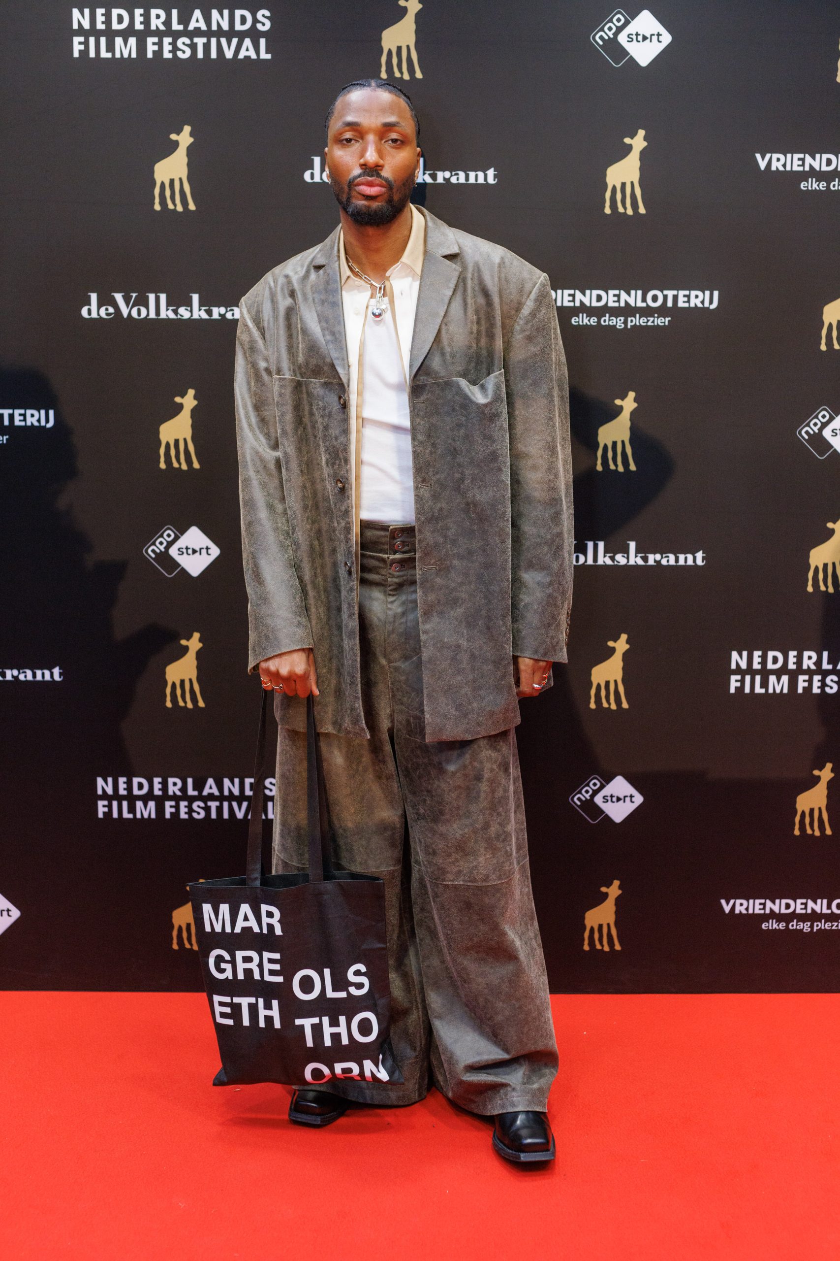 Kendrik Etmon op rode loper bij Gouden Kalveren gala