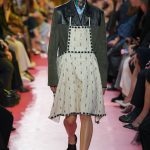 Een keukenschort op de catwalk van Miu Miu lente/zomer 2026