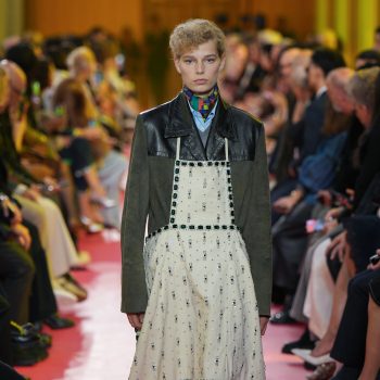 dit-praktische-item-wordt-de-trend-van-de-zomer-als-het-aan-miu-miu-ligt-366735
