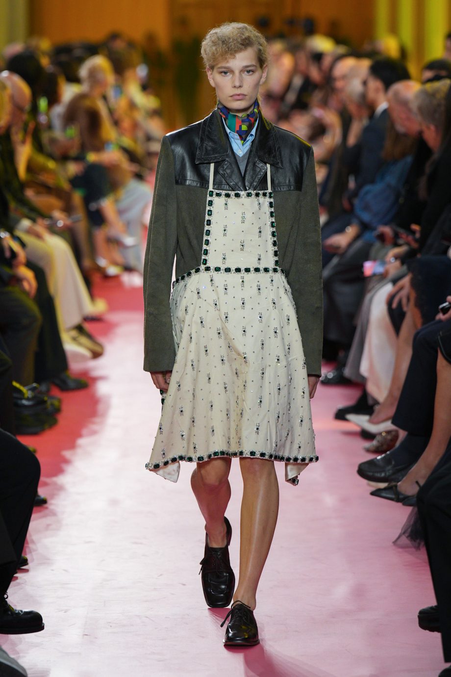 dit-praktische-item-wordt-de-trend-van-de-zomer-als-het-aan-miu-miu-ligt-366735