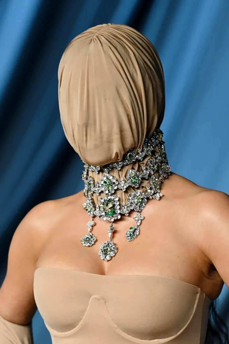 kim-kardashian-draagt-opvallend-masker-naar-het-academy-museum-gala-2025-369004