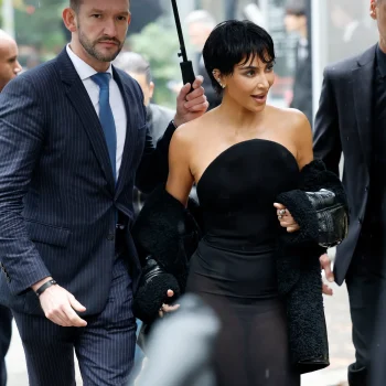 kim-kardashian-lijkt-als-twee-druppels-water-op-haar-moeder-met-dit-nieuwe-kapsel-366726