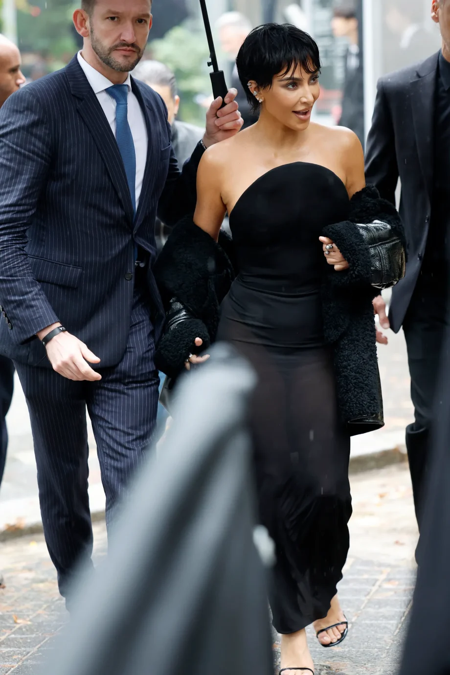 kim-kardashian-lijkt-als-twee-druppels-water-op-haar-moeder-met-dit-nieuwe-kapsel-366726