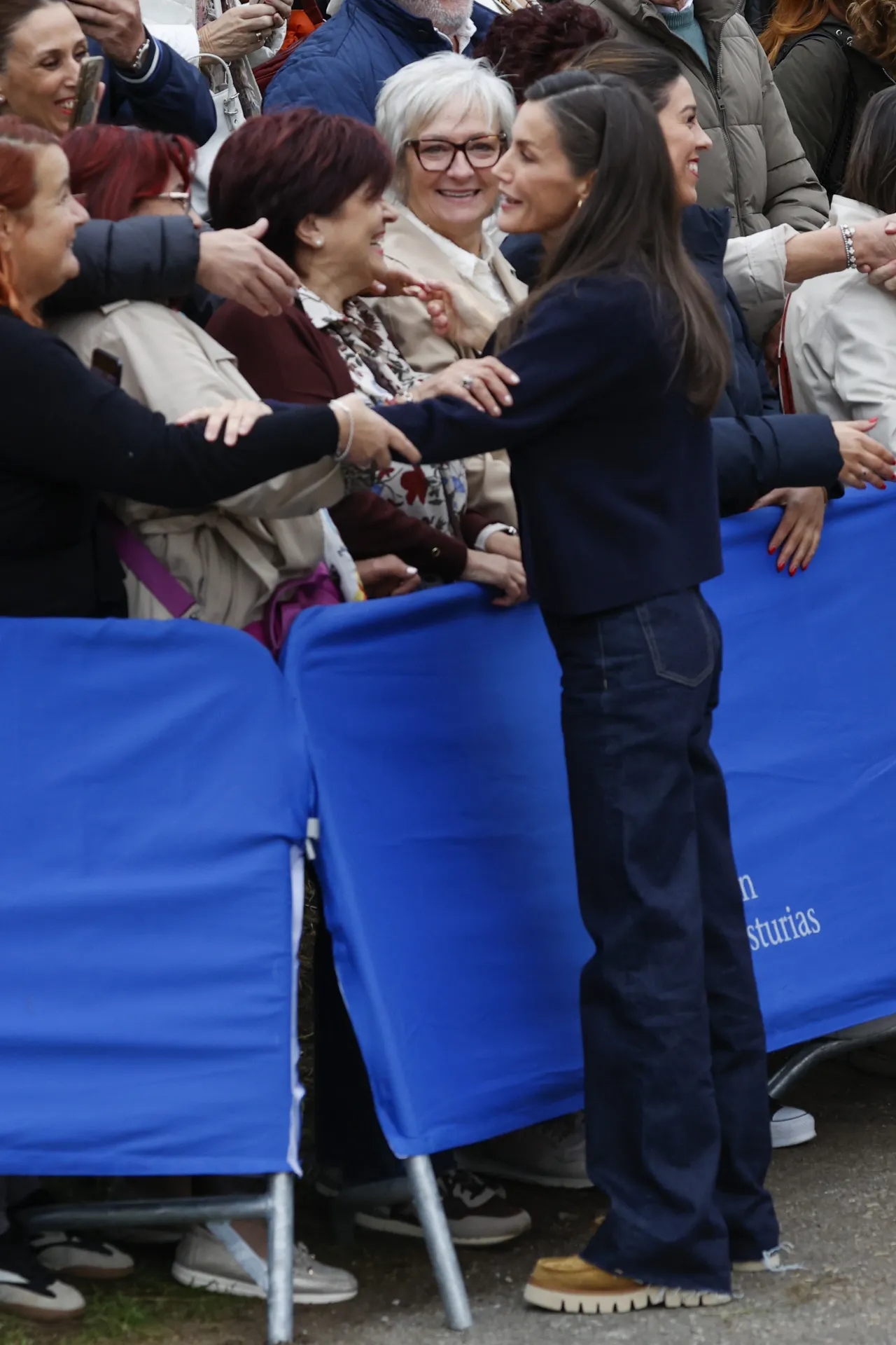 koningin letizia in donkere levi's jeans