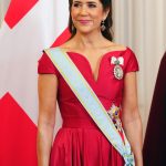 Koningin Mary draagt broche met man erop