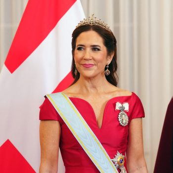 koningin-mary-draagt-portret-van-haar-man-als-broche-tijdens-staatsbanket-in-letland-370592