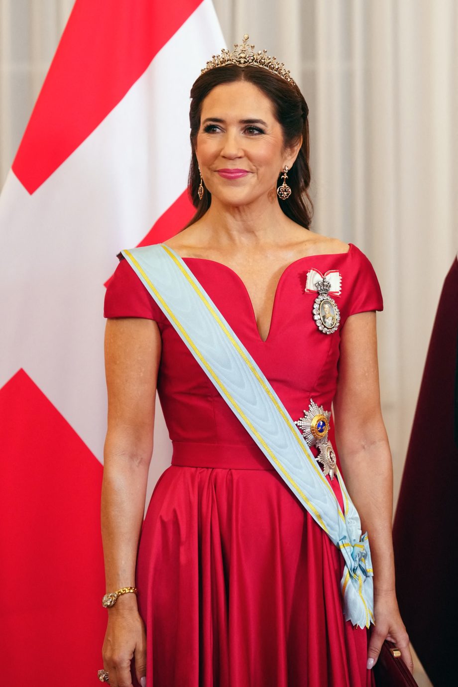 koningin-mary-draagt-portret-van-haar-man-als-broche-tijdens-staatsbanket-in-letland-370592