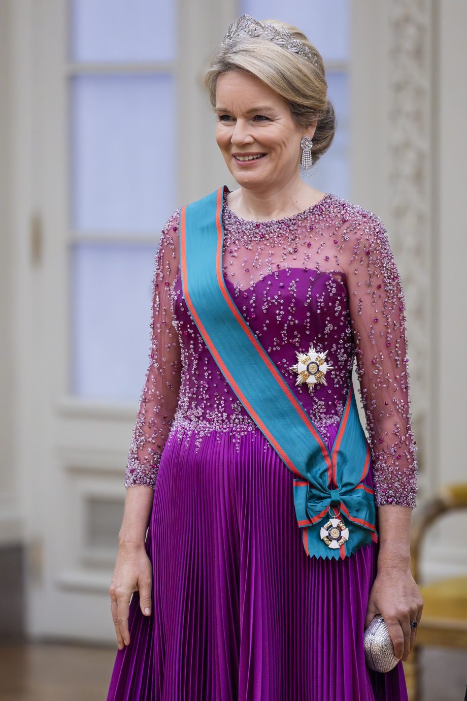 koningin-mathilde-schittert-letterlijk-in-armani-tijdens-staatsbanket-369241