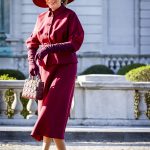 Koningin Mathilde in bordeauxrode Dior-look
