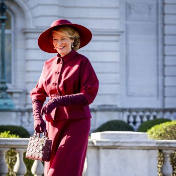 koningin-mathilde-brengt-ode-aan-christian-diors-new-look-370007