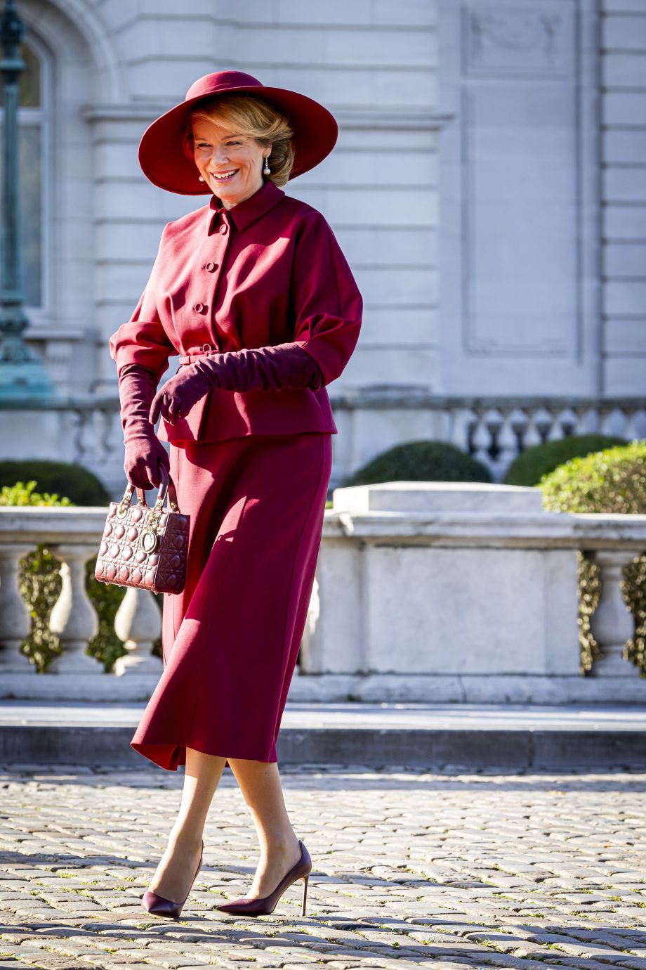 koningin-mathilde-brengt-ode-aan-christian-diors-new-look-370007