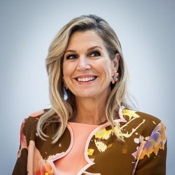 koningin-maxima-verschijnt-in-een-kunstzinnige-look-bij-de-opening-van-dutch-design-week-368864