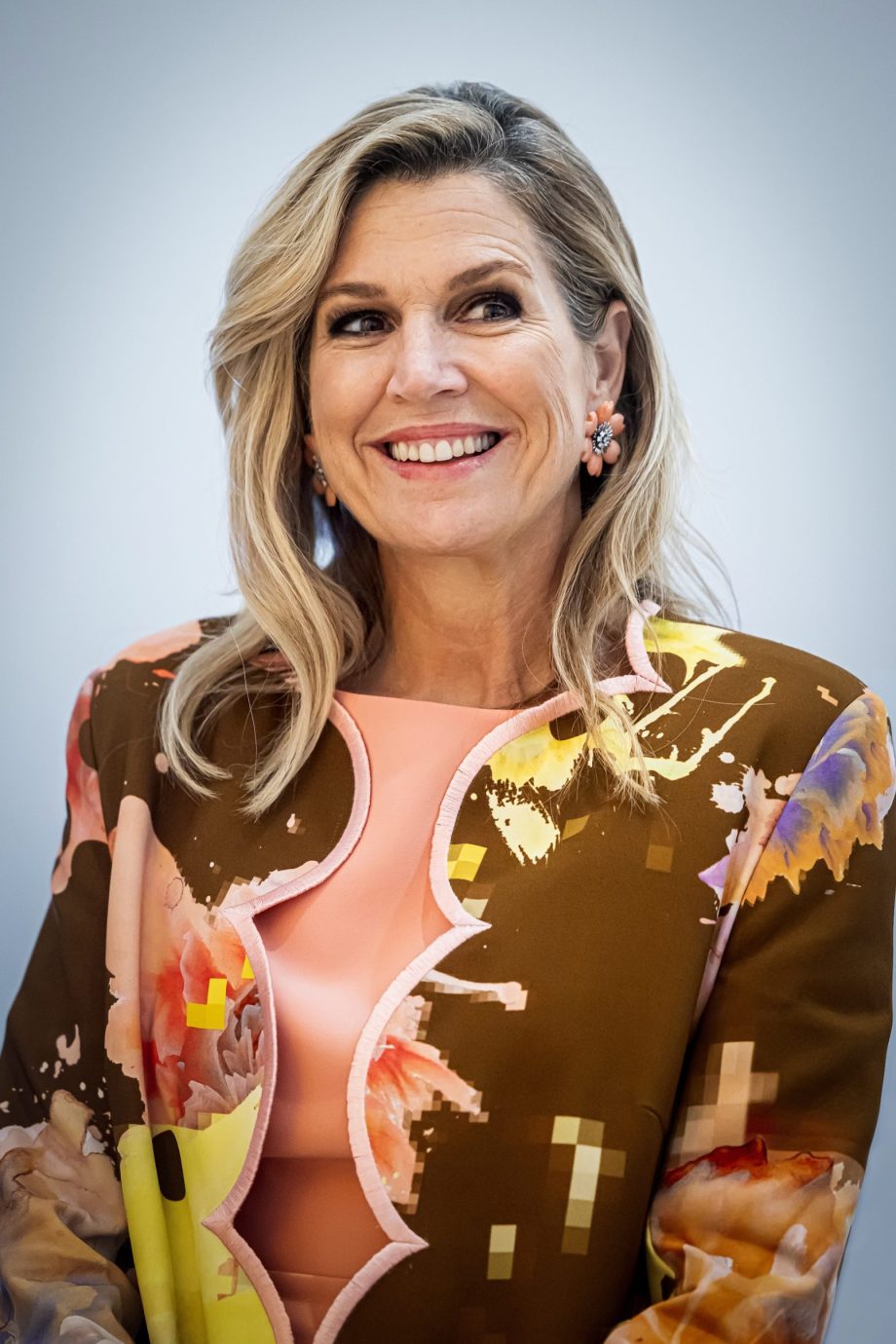 koningin-maxima-verschijnt-in-een-kunstzinnige-look-bij-de-opening-van-dutch-design-week-368864