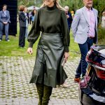 Koningin Máxima draagt een groene look met slangenprint