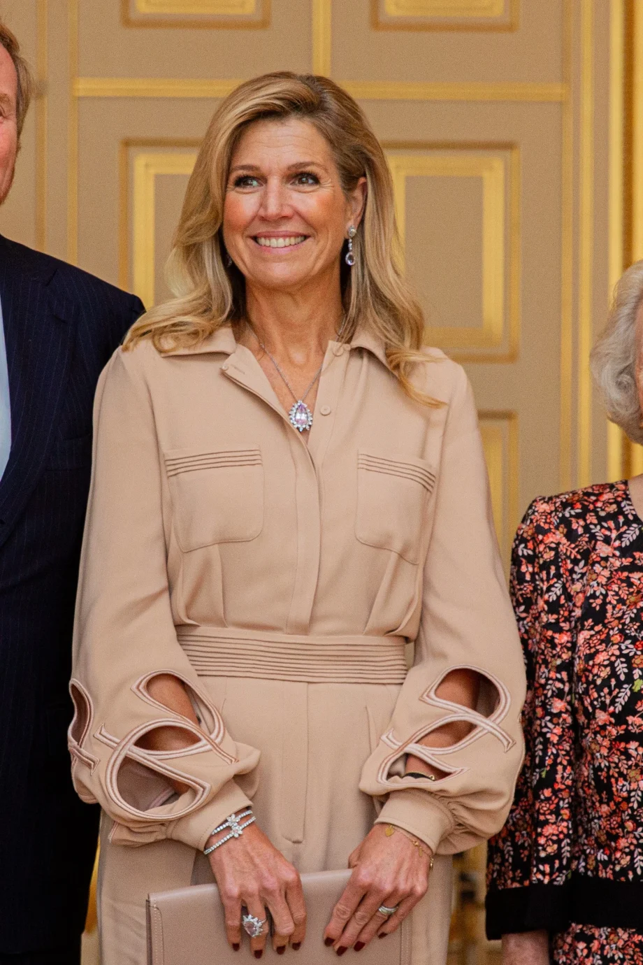 koningin-maxima-draagt-jumpsuit-met-opvallende-cut-outs-367719