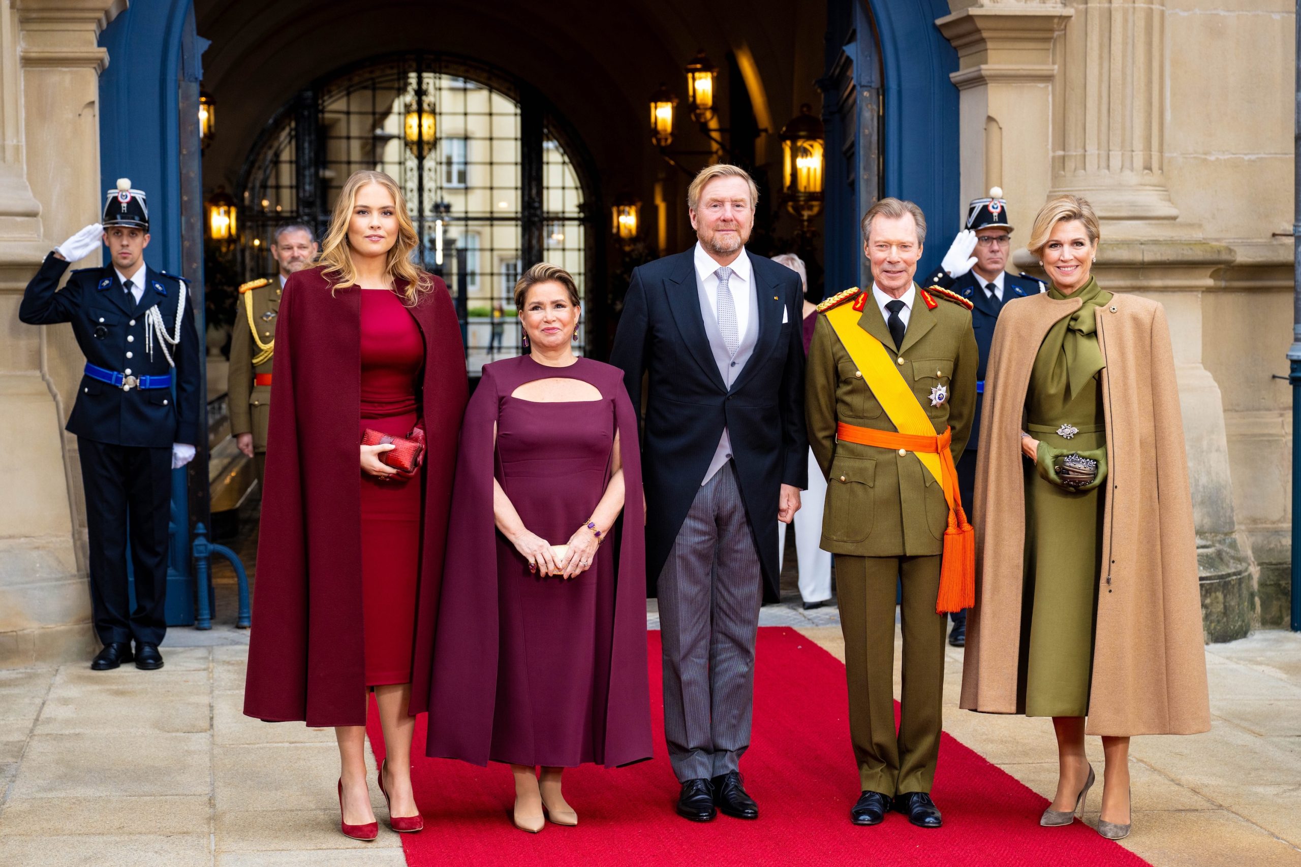 De koninklijke familie bij de troonwisseling in Luxemburg