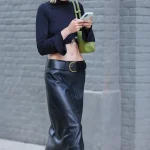 vrouw met laag uitgesneden rok