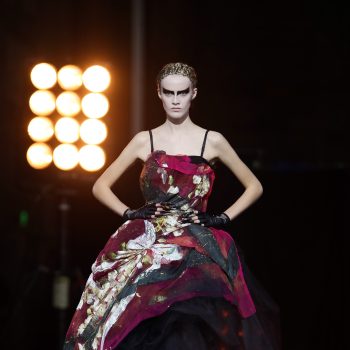 belgisch-model-lauren-huyskens-draagt-archiefjurk-van-dolce-gabbana-tijdens-vogue-world-370255