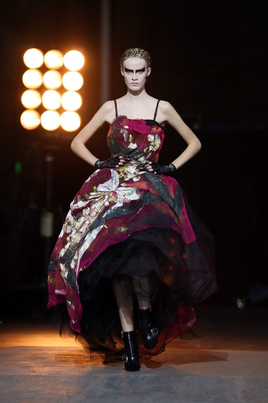 belgisch-model-lauren-huyskens-draagt-archiefjurk-van-dolce-gabbana-tijdens-vogue-world-370255