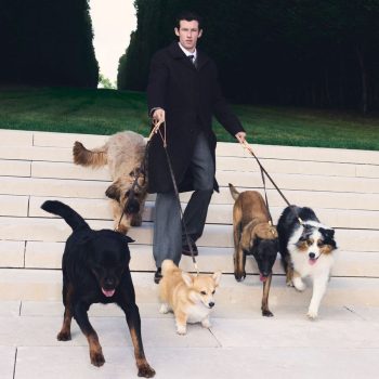 jude-bellingham-en-callum-turner-laten-de-honden-uit-voor-louis-vuitton-370917
