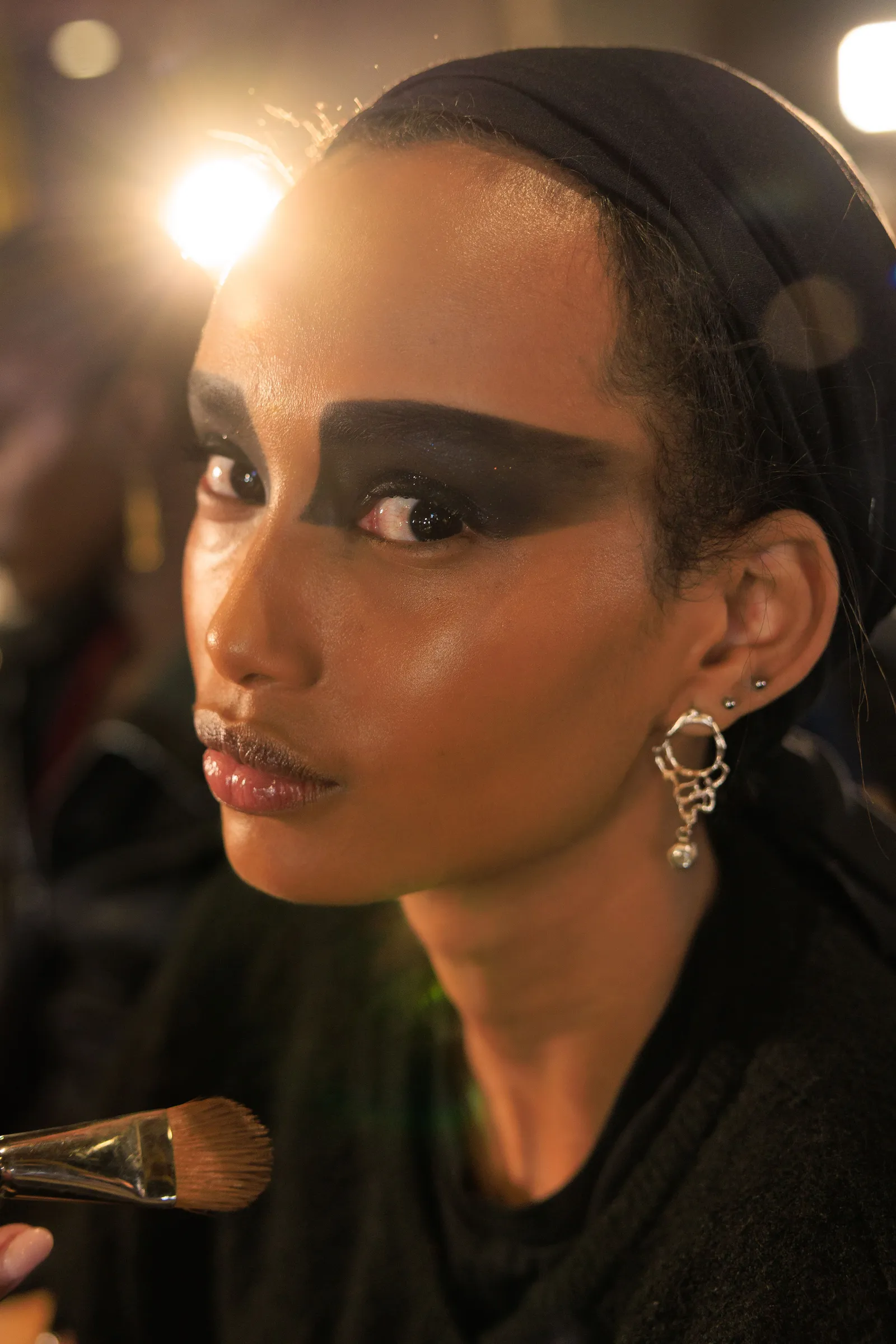 “Zij zijn onze rebellen”, zegt McGrath over de Renegades, waaronder Ugbad. De sterke maar wilde ogen werden gecreëerd door eyeliner en zwarte oogschaduw in laagjes aan te brengen. 