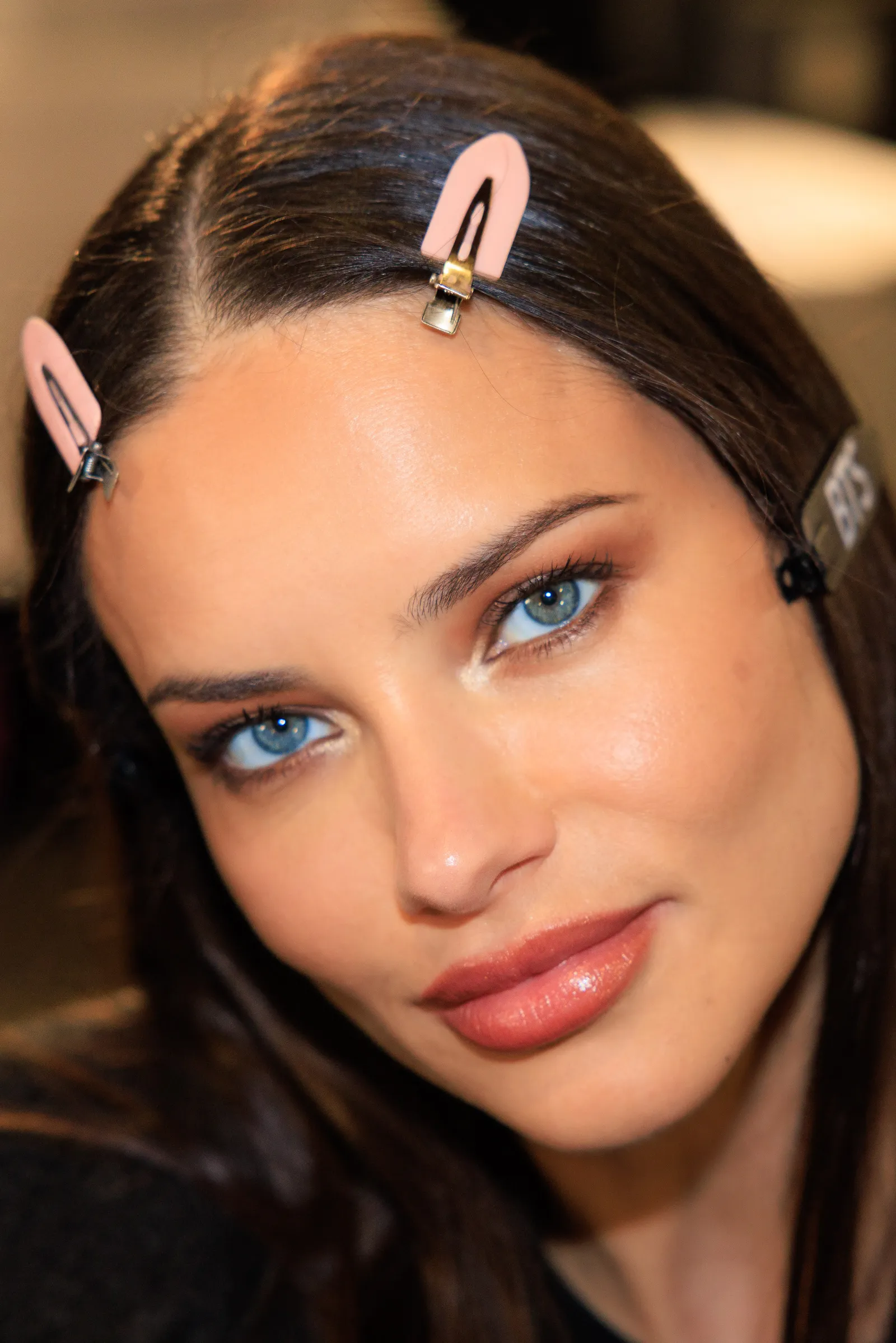“Prachtige bronzen ogen, warme lippen, een beetje taupe rond de ogen”, zo omschrijft McGrath de beautylook van de New World-act, zoals te zien bij Adriana Lima. De Divine Bronzer was een belangrijk product om de look te creëren. “Prachtige zandkleurige, verbrande kleuren voor buiten.”