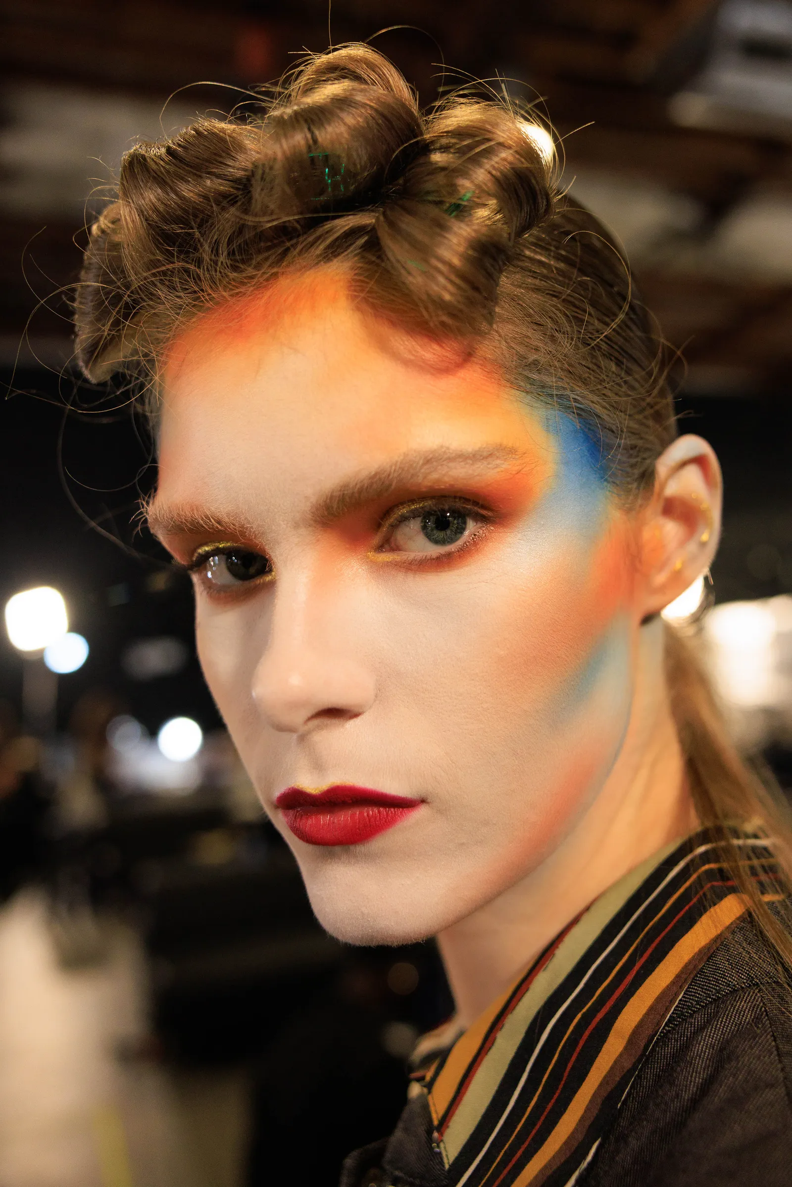 David Bowie-achtige glamour, voor het eerst te zien bij een show van Louis Vuitton, was een belangrijke inspiratiebron voor de Avant-Garde-act. Het Mothership V: Bronze Seduction-palet werd gebruikt om de look te creëren.