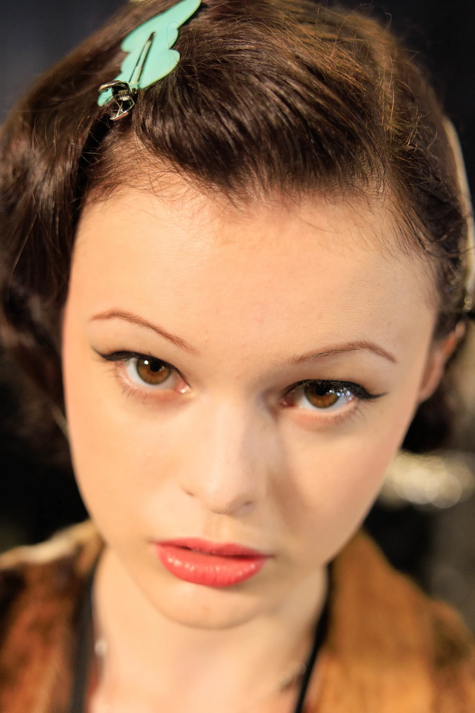 Scarlett White in een beauty look geïnspireerd door June Cash. Ze draagt PermaGel Ultra Glide Eye Pencil.