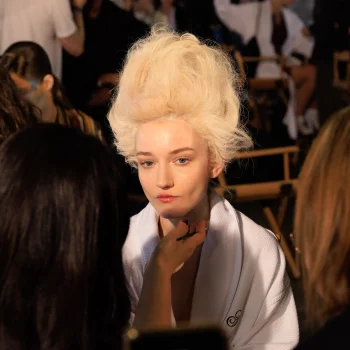 zo-creeerde-pat-mcgrath-de-beautylooks-van-je-favoriete-beroemdheden-voor-vogue-world-2025-370277