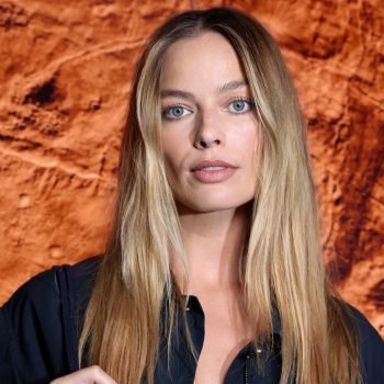 bekijk-hier-de-beste-looks-van-beroemdheden-front-row-bij-paris-fashion-week-366802