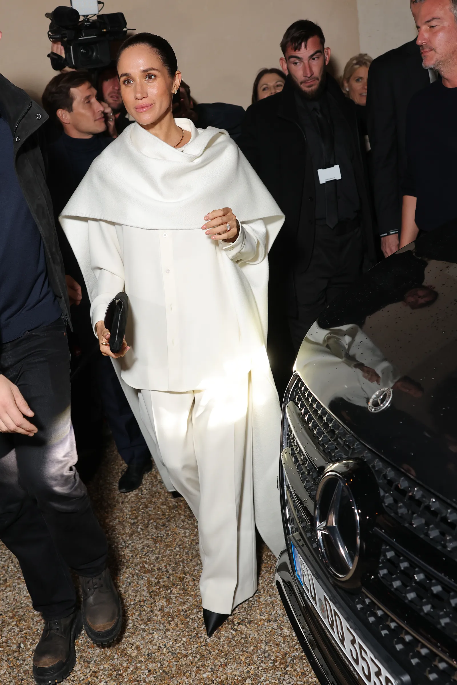 Meghan Markle in een witte look bij de show van Balenciaga