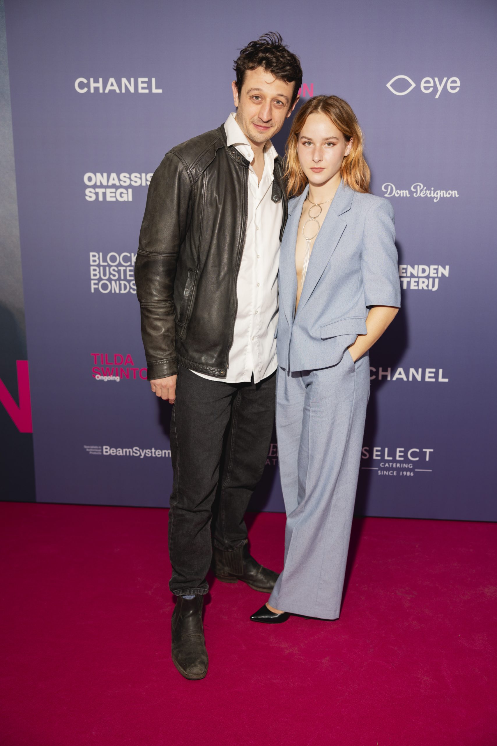 Acteurs Minne Koole en Aiko Beemsterboer op de rode loper bij Tilda Swinton
