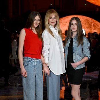nicole-kidman-neemt-haar-dochters-mee-naar-de-chanel-show-366878