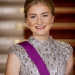 Prinses Elisabeth in zilveren jurk bij galadiner in Luxemburg
