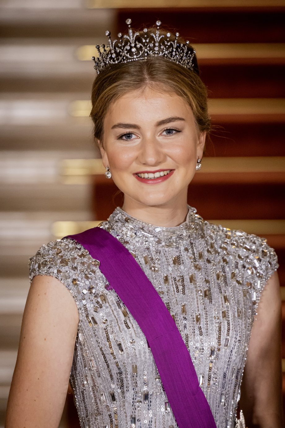 we-moeten-het-nog-even-hebben-over-de-kostbare-jurk-en-tiara-van-prinses-elisabeth-366597