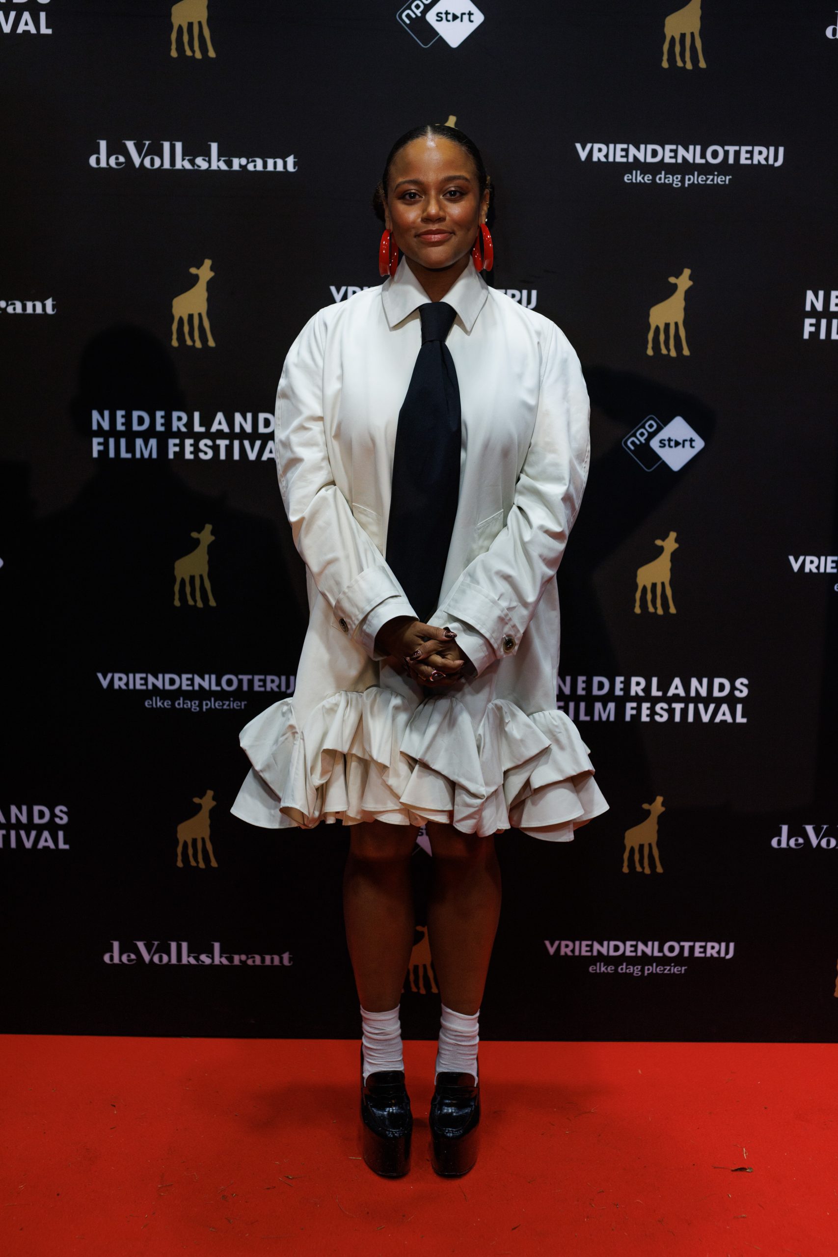 Quinty Misiedjan op rode loper bij Gouden Kalveren gala