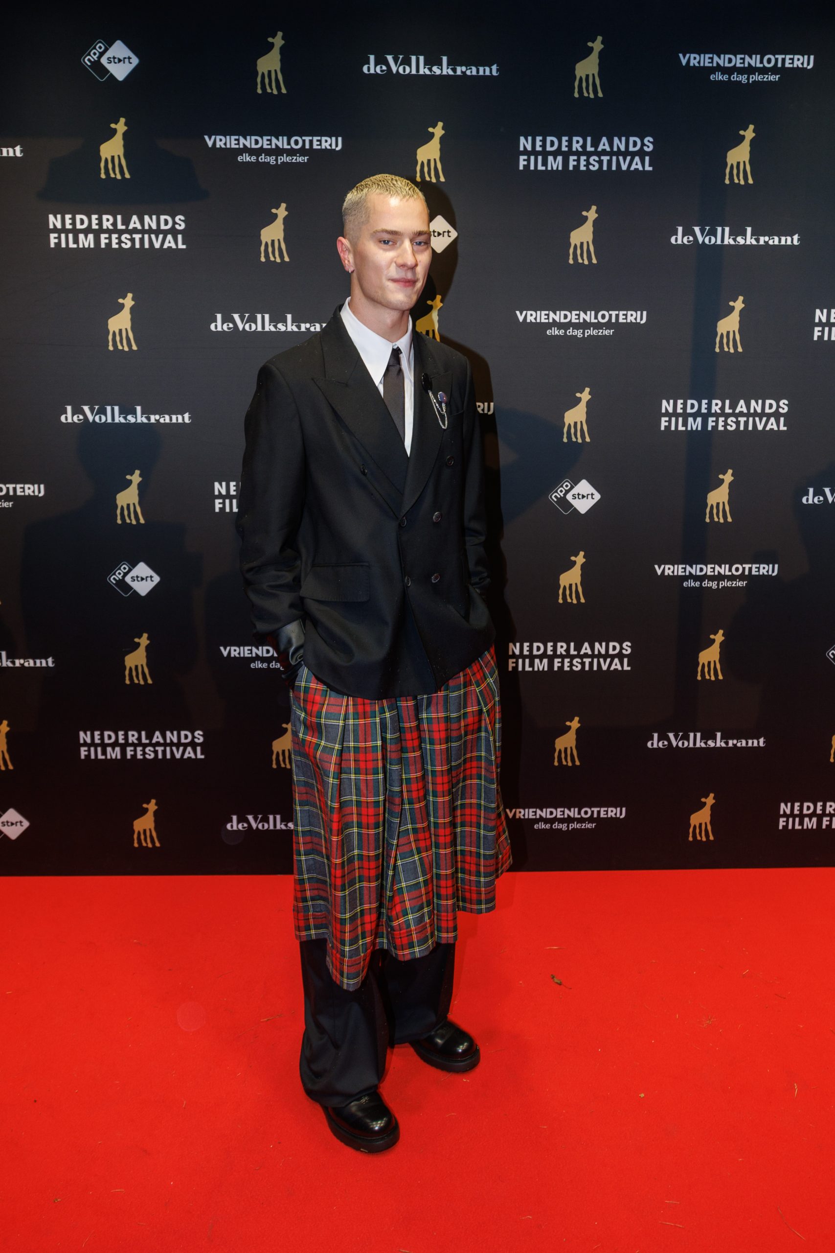 Stijn de Vries op rode loper bij Gouden Kalveren gala