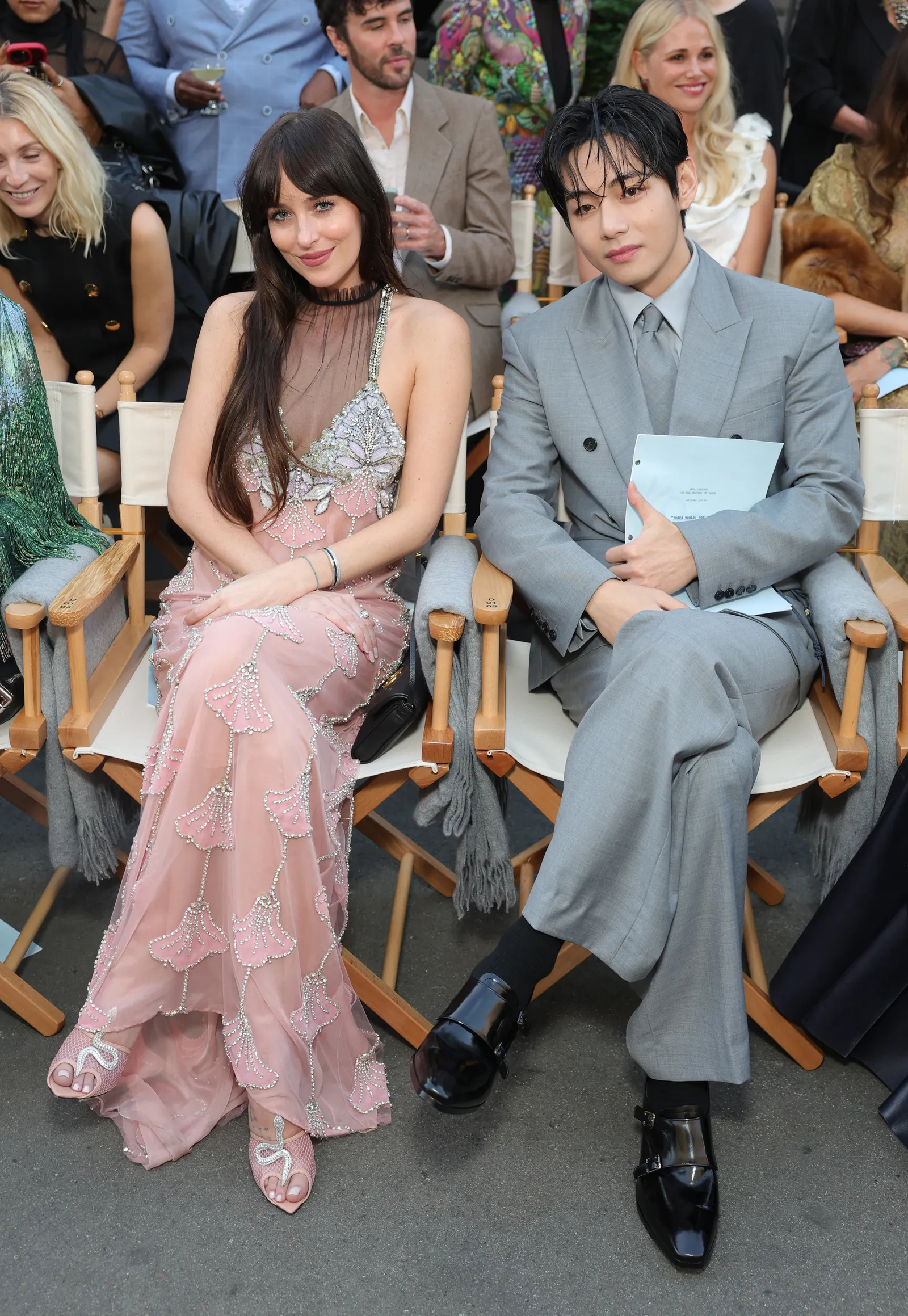 v en dakota johnson bij celine lente/zomer 2026-collectie in paris