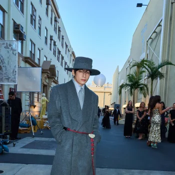 k-pop-ster-v-tilt-bij-vogue-world-2025-het-grijze-pak-naar-een-hoger-niveau-370233