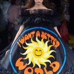 Een jurk met slogan bij Viktor & Rolf couture lente/zomer 2019