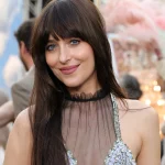 dakota johnson op de rode loper bij vogue world 2025