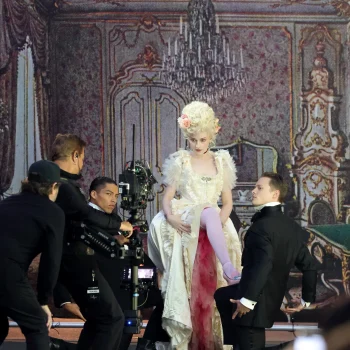 wil-je-even-zien-julia-garner-in-dit-iconische-kostuum-tijdens-vogue-world-2025-370130