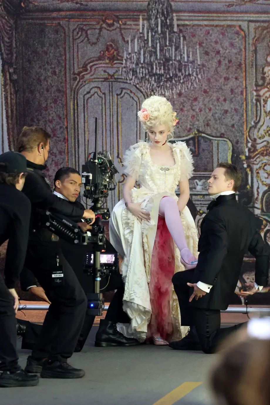 wil-je-even-zien-julia-garner-in-dit-iconische-kostuum-tijdens-vogue-world-2025-370130