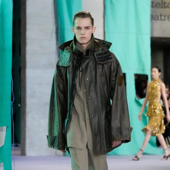 iedereen-lijkt-opeens-deze-tussenjas-te-hebben-en-dit-is-waarom-370781