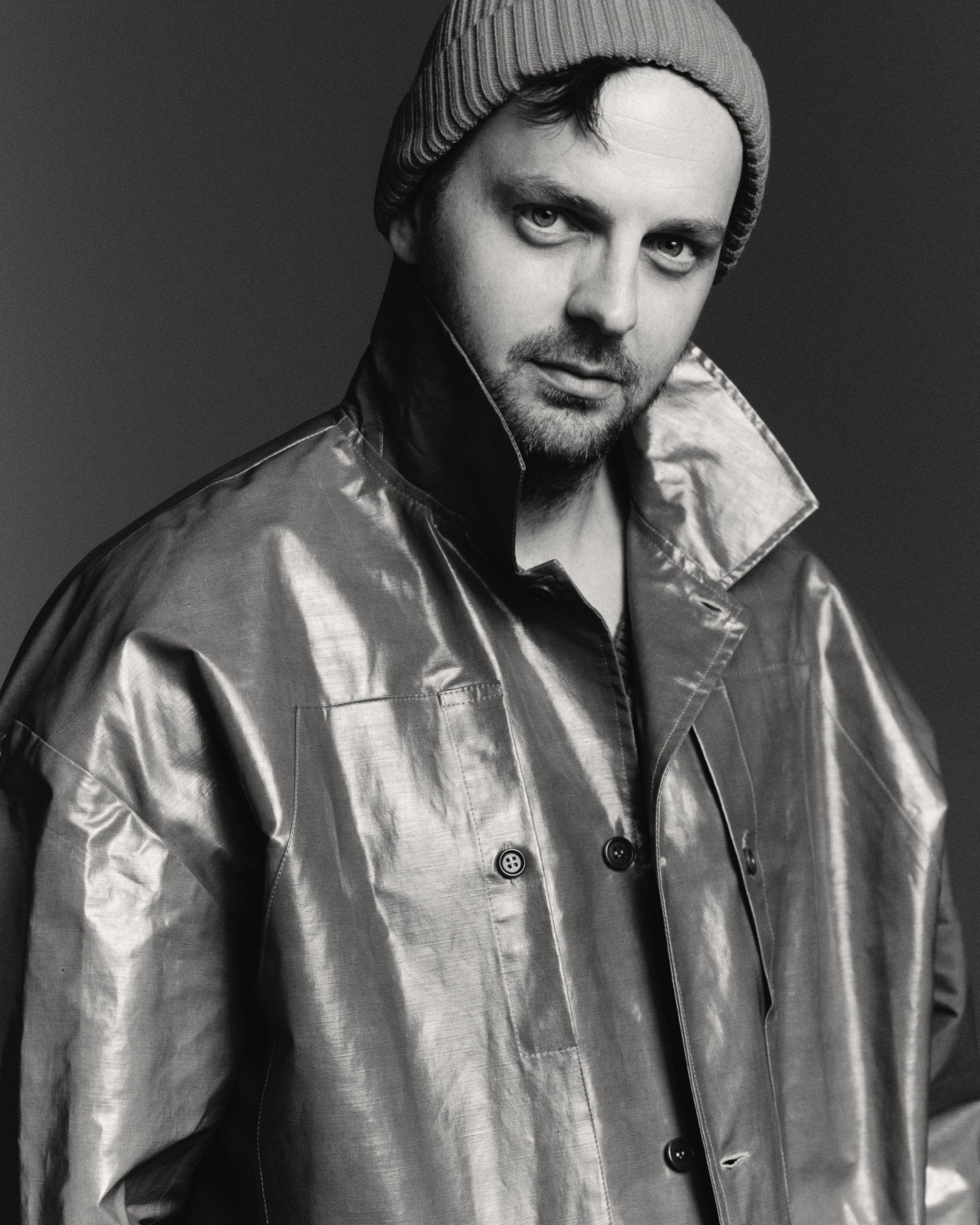 Jesse Mensah over Amsterdam Empire