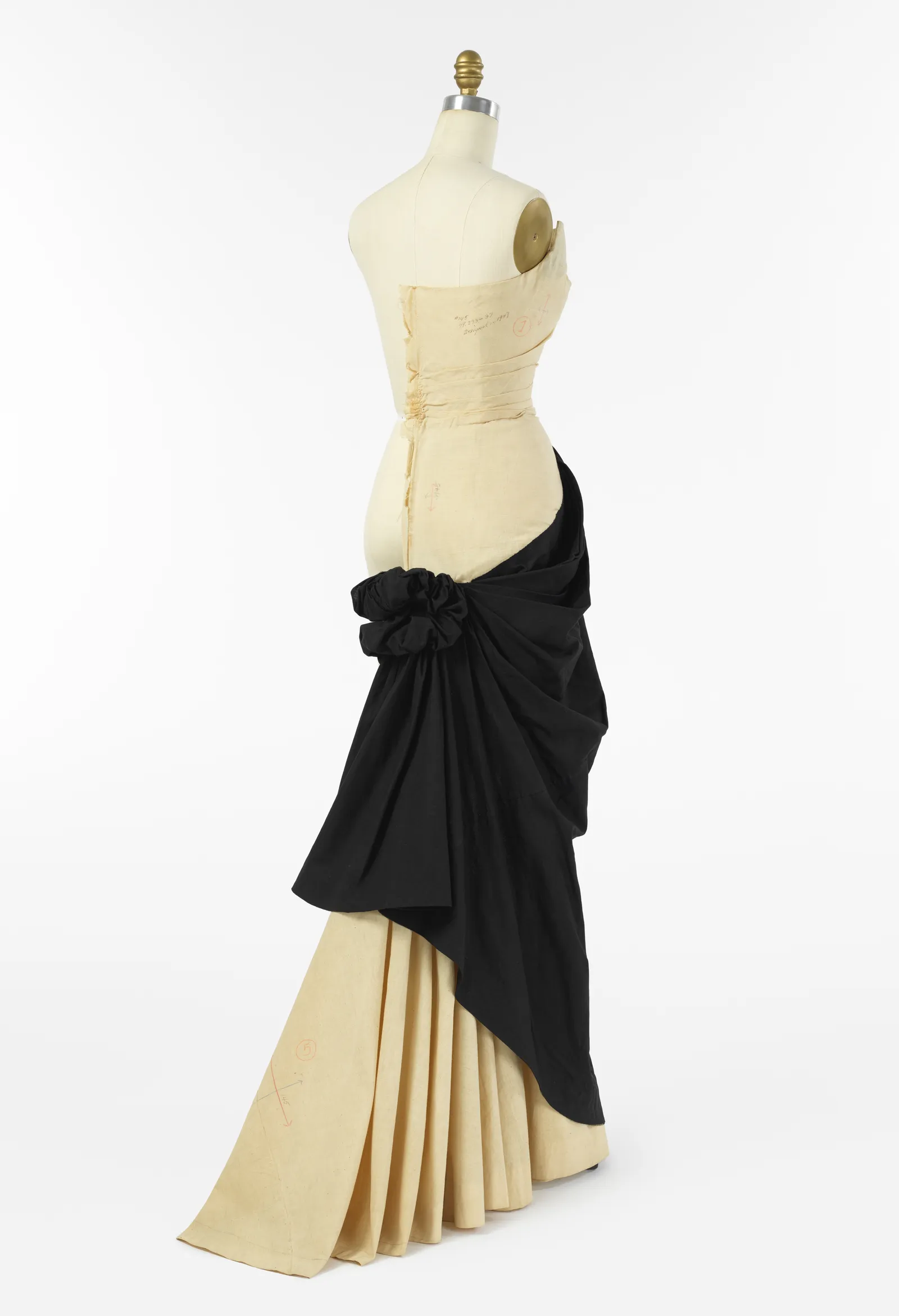 'Bustle' mousseline, Charles James (Amerikaans, geboren in Groot-Brittannië, 1906-1978), 1947; Brooklyn Museum Costume Collection in The Metropolitan Museum of Art, schenking van hetBrooklyn Museum, 2009; schenking van Millicent Huttleston Rogers, 1949 (2009.300.752).